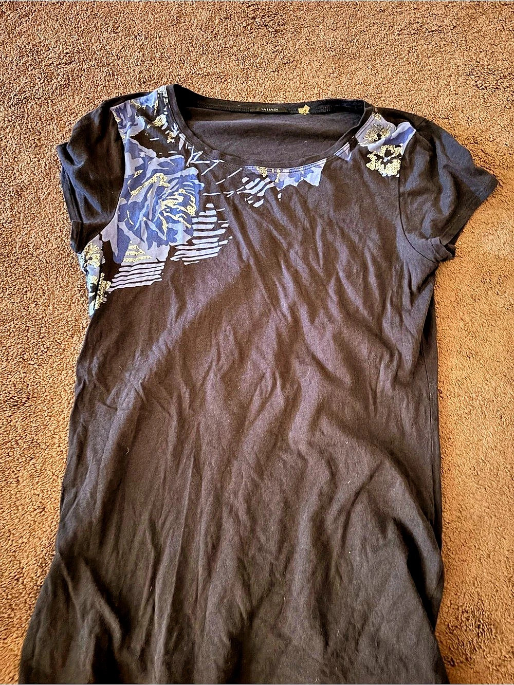 Tahari Abstract Graphic Short Sleeve Top in Black & Blue